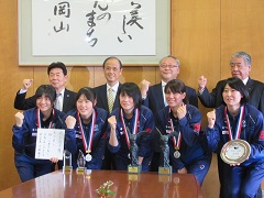 選手と並ぶ大森雅夫岡山市長