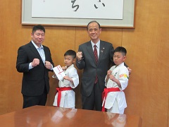 選手と並ぶ大森雅夫岡山市長