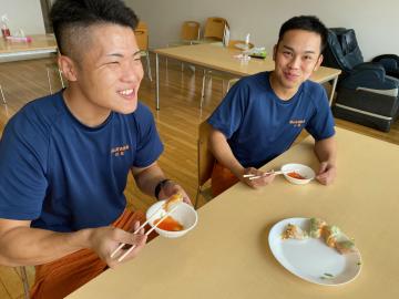 消防職員が生春巻きを食べているところ