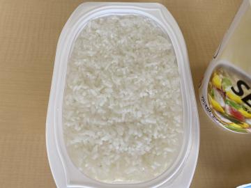 水に漬けて60分後のパックご飯の状態