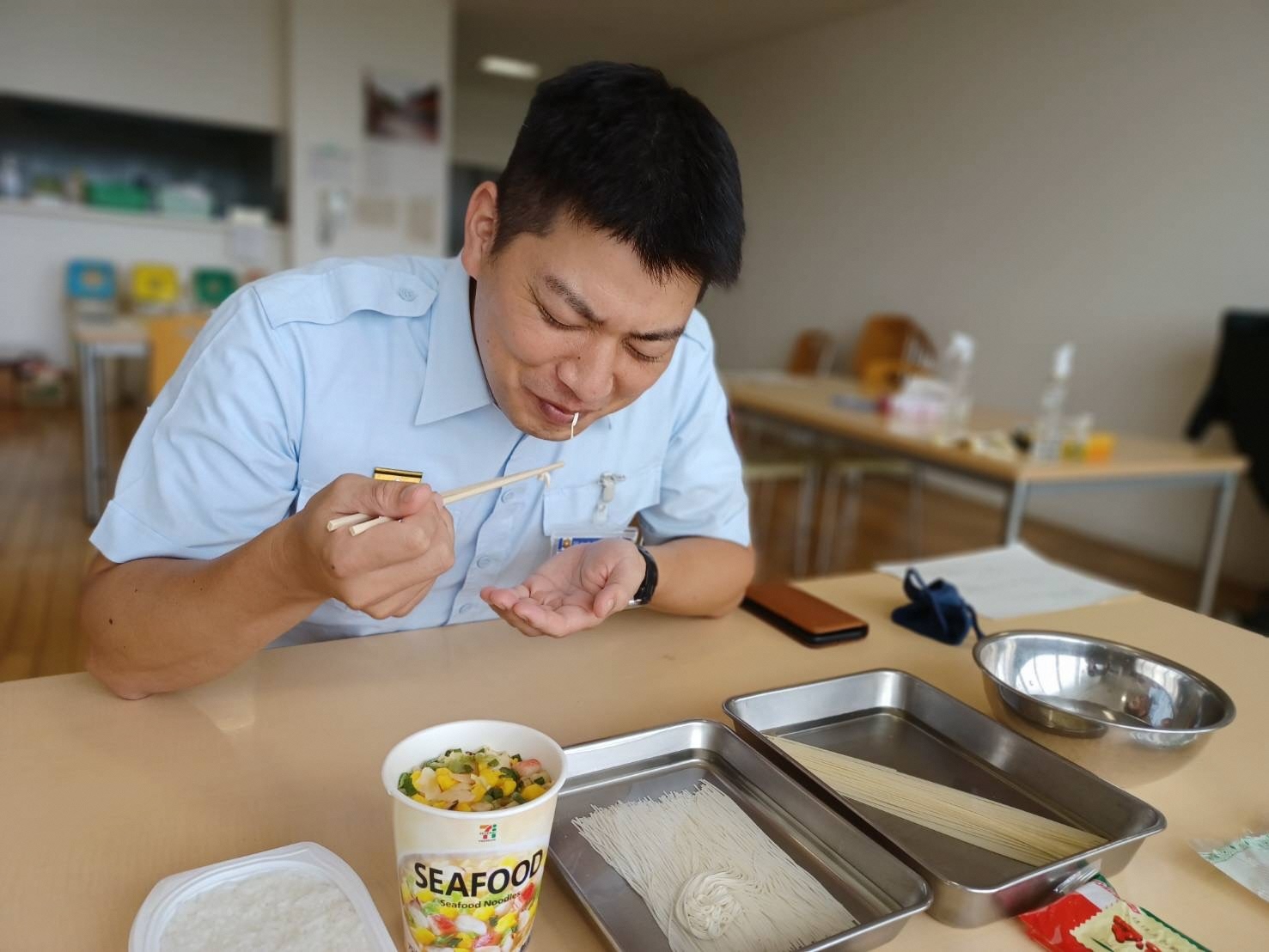 水に漬けて60分後のそうめんを食べているところ