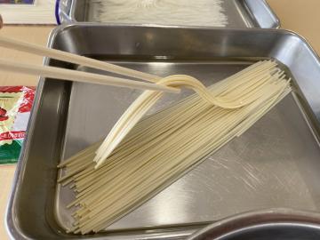 水に漬けて60分後のパスタの状態