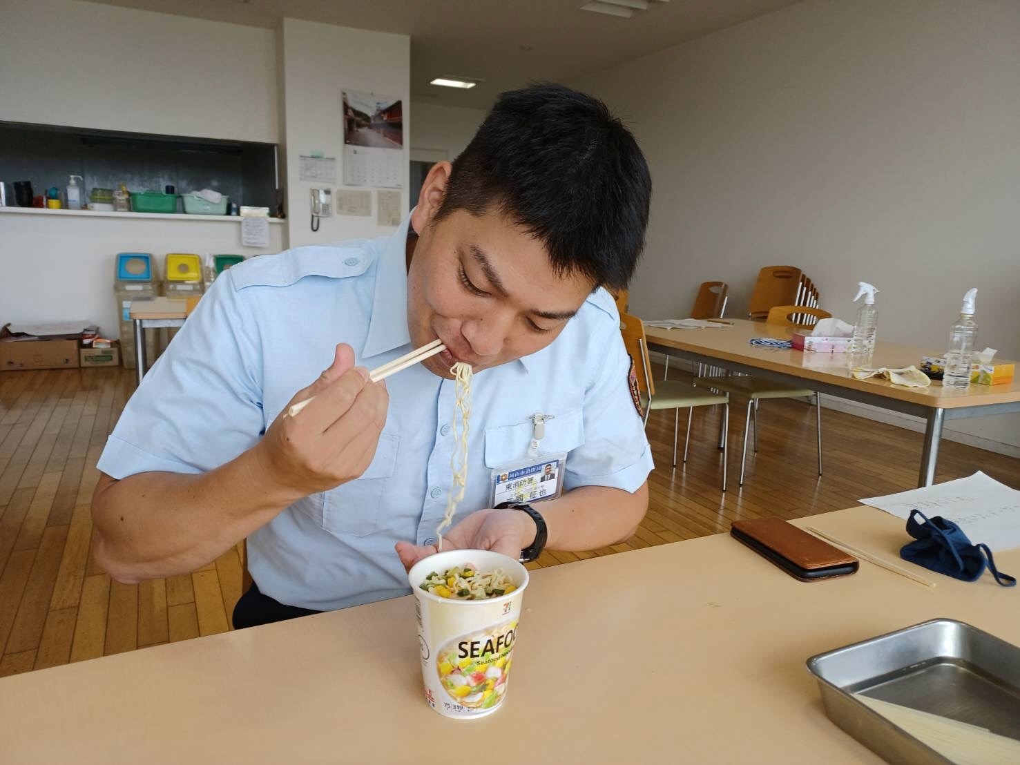 水に漬けて60分後のカップラーメンを食べようとしているところ