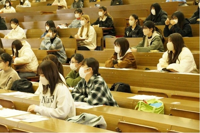 聴講する大学生の様子