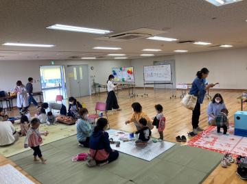 子育てひろばで遊んでいる様子