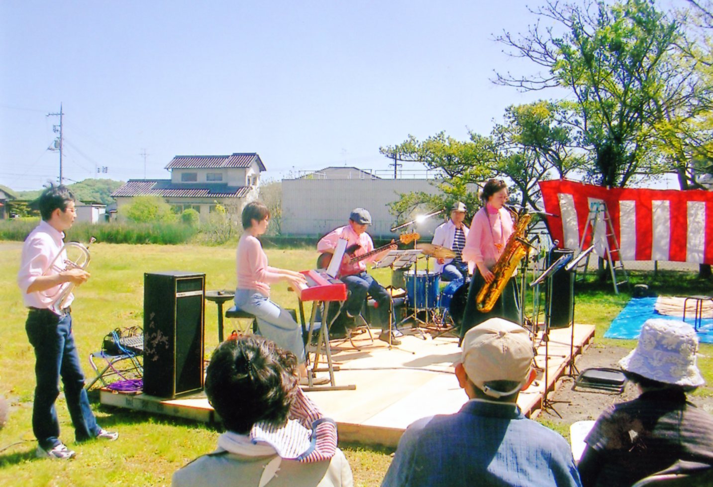 ベル・串田記念館裏庭でお花見ジャズ