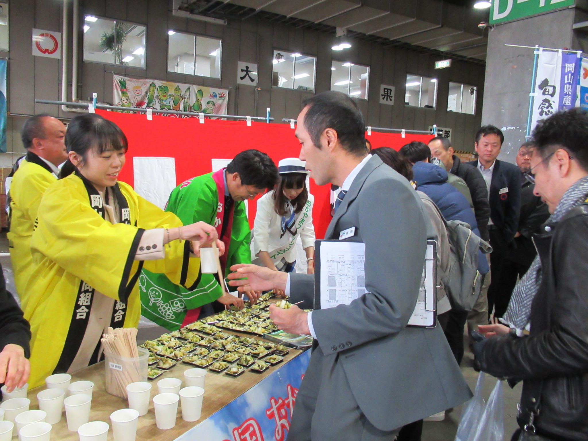 大阪市中央卸売場での試食・宣伝（令和元年度）の様子