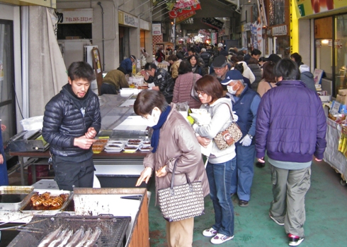 市場ふくふく通りの賑わい