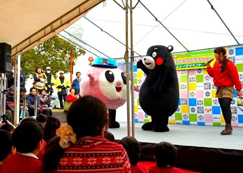 くまモンとおかいちちゃんのステージイベント