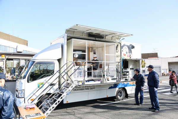 地震体験車による展示体験の写真