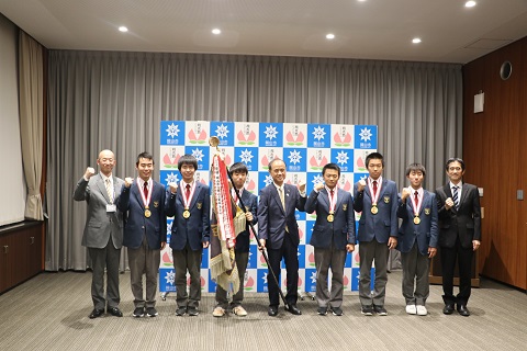 岡山県立岡山工業高等学校弓道部の選手及び関係者の集合写真1