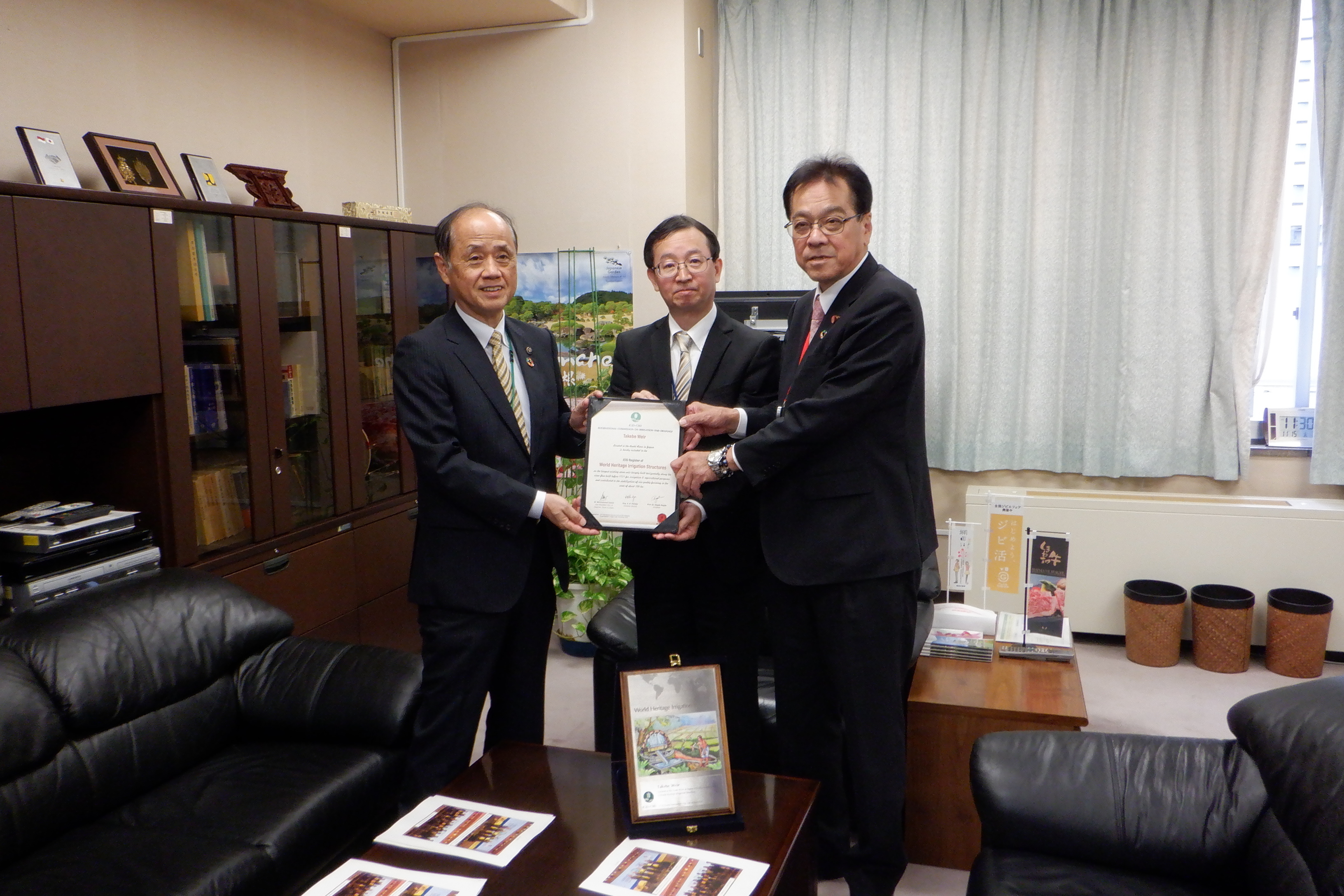 建部井堰の世界かんがい施設遺産認定・登録証を受領する大森雅夫岡山市長