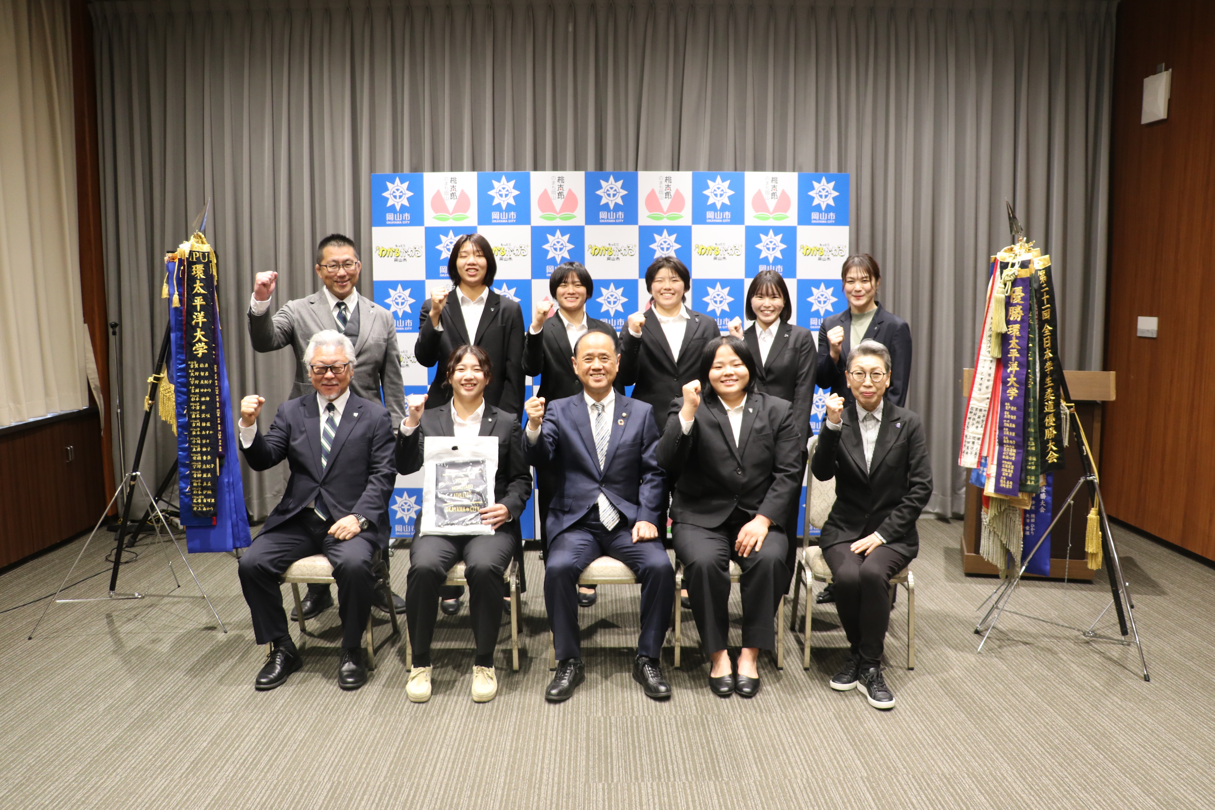 女子柔道選手らの集合写真