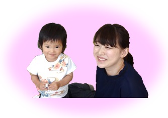 お姉さんと遊んで子どもたちもにっこり