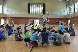 運動遊び　新聞ちぎり