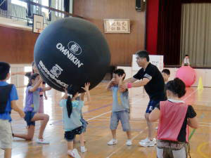 キンボールを体験する子どもたちの様子