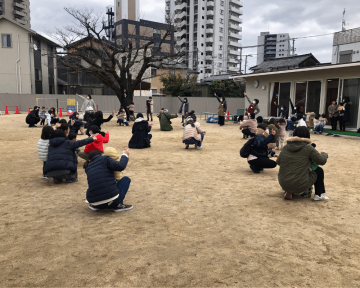 歌と手遊びをする様子