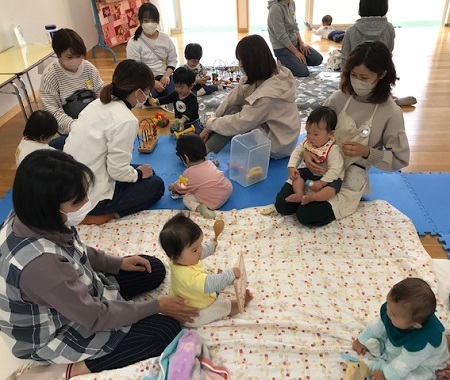 室内でお話ししている様子