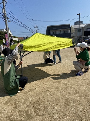 テントを張る様子