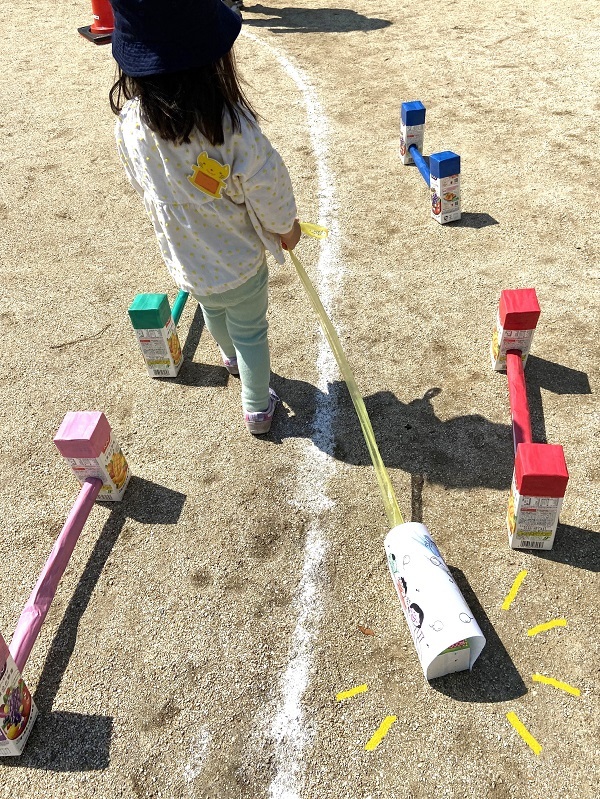 コースを歩く園児