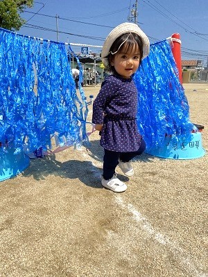 笑顔でこちらを向く園児