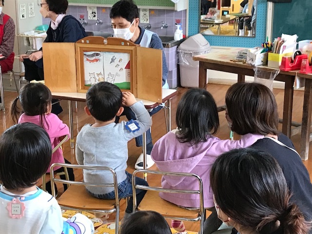 読み聞かせを聴く子どもたち