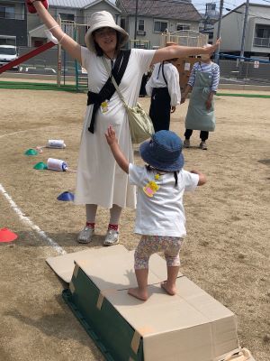 親子がばんざいをしている写真