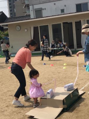 お散歩ペットを見ている子どもの写真