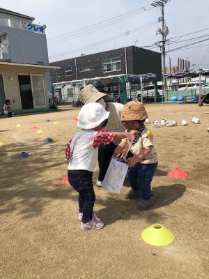 おもちゃを貸している子どもの写真