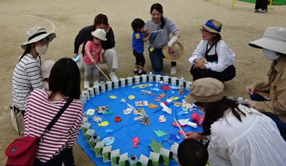 魚釣りゲームをする様子