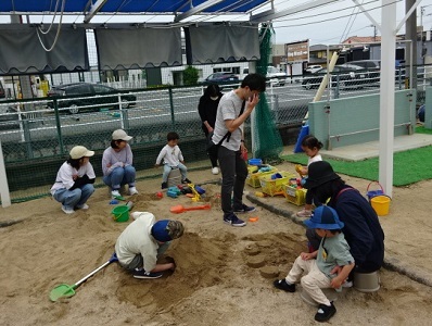 砂場で遊ぶ様子