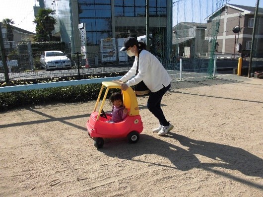 車のおもちゃに乗る様子