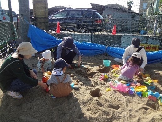 砂場で遊ぶ様子