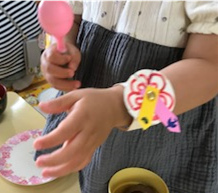 子どもが作った時計を装着している様子