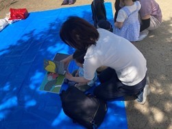 お母さんと子どもが絵本を読んでいる様子