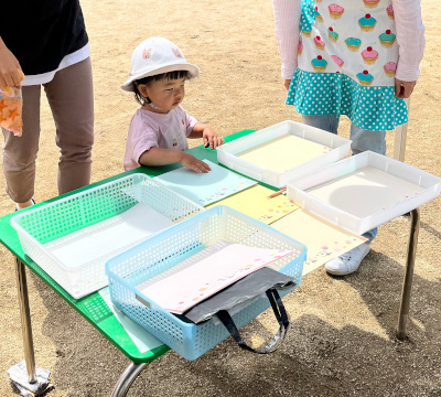 子どもが台紙を選んでいる様子