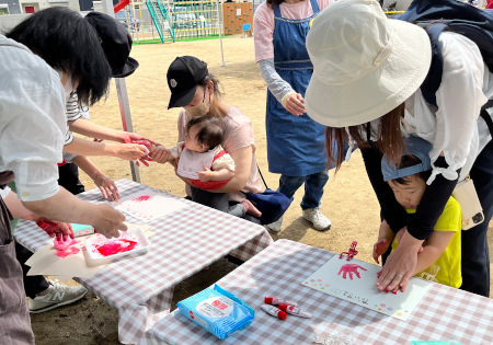 子どもが手形を取っている様子