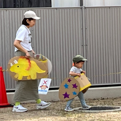 お母さんと子どもが箱車で遊んでいる様子