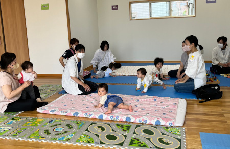 お母さんと赤ちゃんが集まっている様子