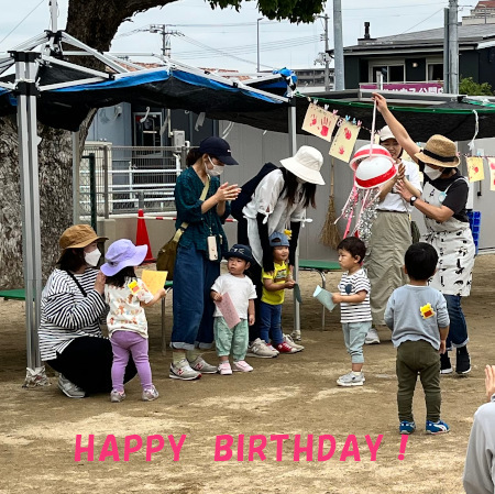 誕生日の子どもを祝っている様子