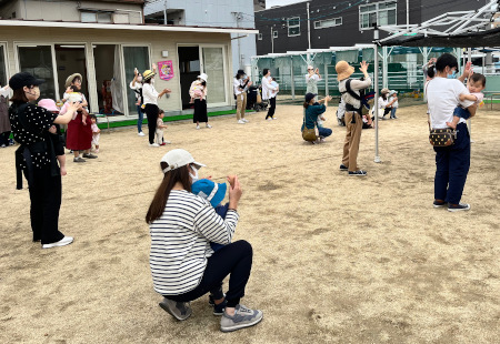 お母さんと赤ちゃんが手遊びをしている様子