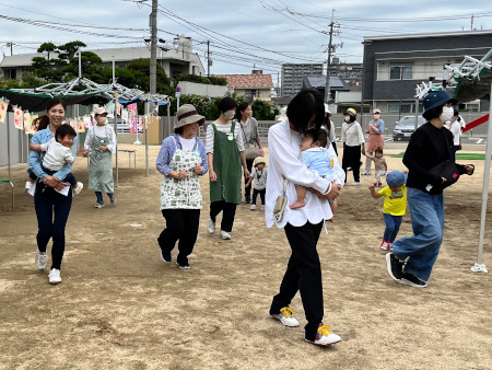 お母さんと赤ちゃんが走っている様子