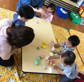 子どもが小麦粉ねんどで遊んでいる様子