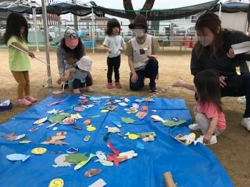 魚つり遊びをしている様子