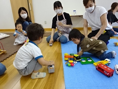 子どもが遊んでいる様子