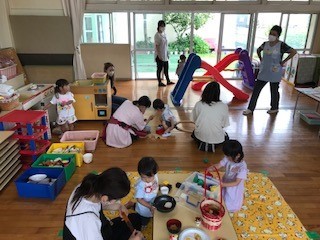 子どもたちが遊んでいる様子