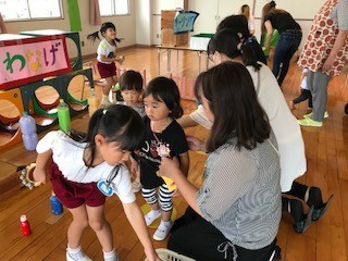 子どもが遊んでいる様子