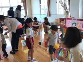 子どもが遊んでいる様子