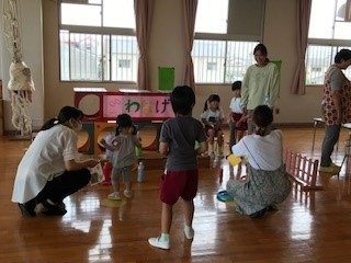 子どもが遊んでいる様子