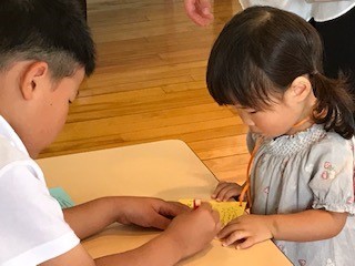 子どもが一緒に遊んでいる様子